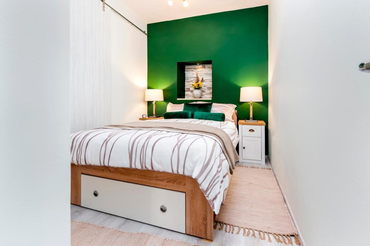Bella Campagna - Luxury Two Bedroom Apartment Ровинь Экстерьер фото